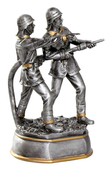Eine silberne Statue, die zwei Feuerwehrmänner im Einsatz zeigt, die einen Schlauch halten. Die Figuren tragen Helme und Schutzkleidung und stehen auf einem rechteckigen Sockel. Dies ist eine außergewöhnliche Trophäe Feuerwehrmänner 300 mm PK736892-62594, um Tapferkeit und Hingabe zu ehren.
